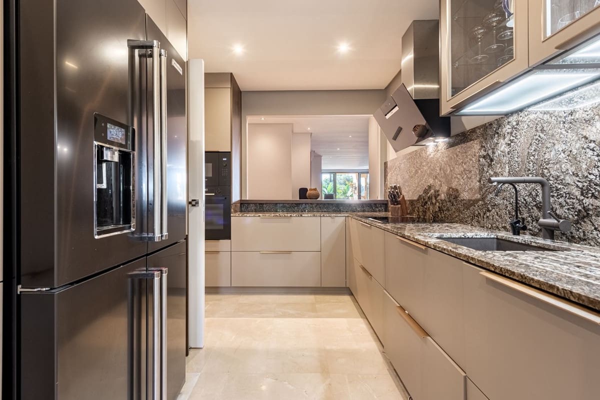 2 soverom Leilighet til salgs i Golden Mile med svømmebasseng garasje - € 1 495 000 (Ref: 9540449)