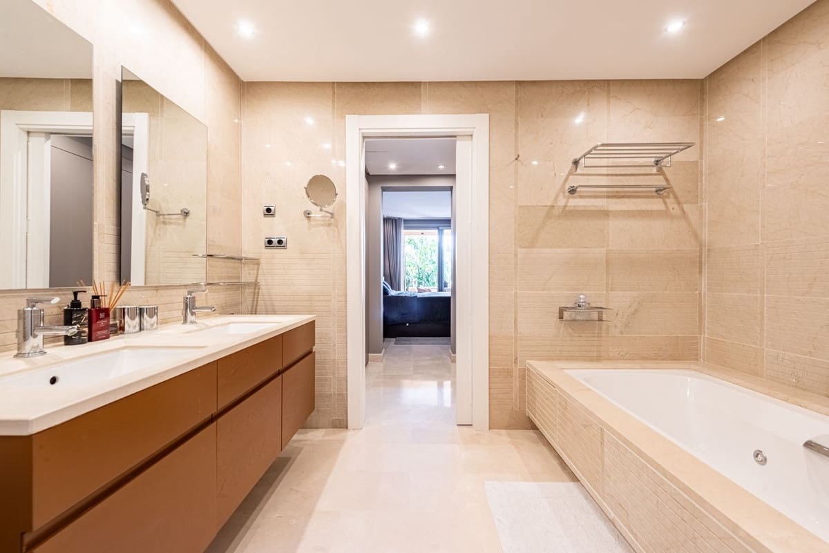 2 soverom Leilighet til salgs i Golden Mile med svømmebasseng garasje - € 1 495 000 (Ref: 9540449)