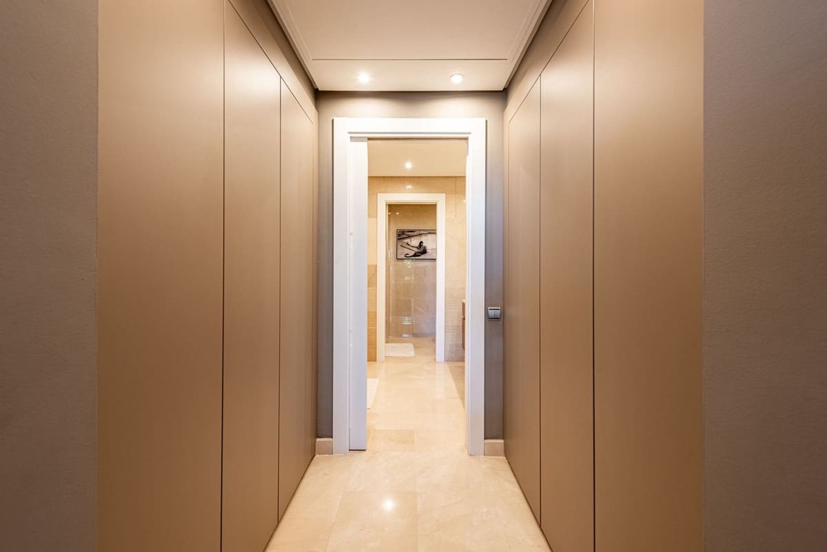 2 soverom Leilighet til salgs i Golden Mile med svømmebasseng garasje - € 1 495 000 (Ref: 9540449)