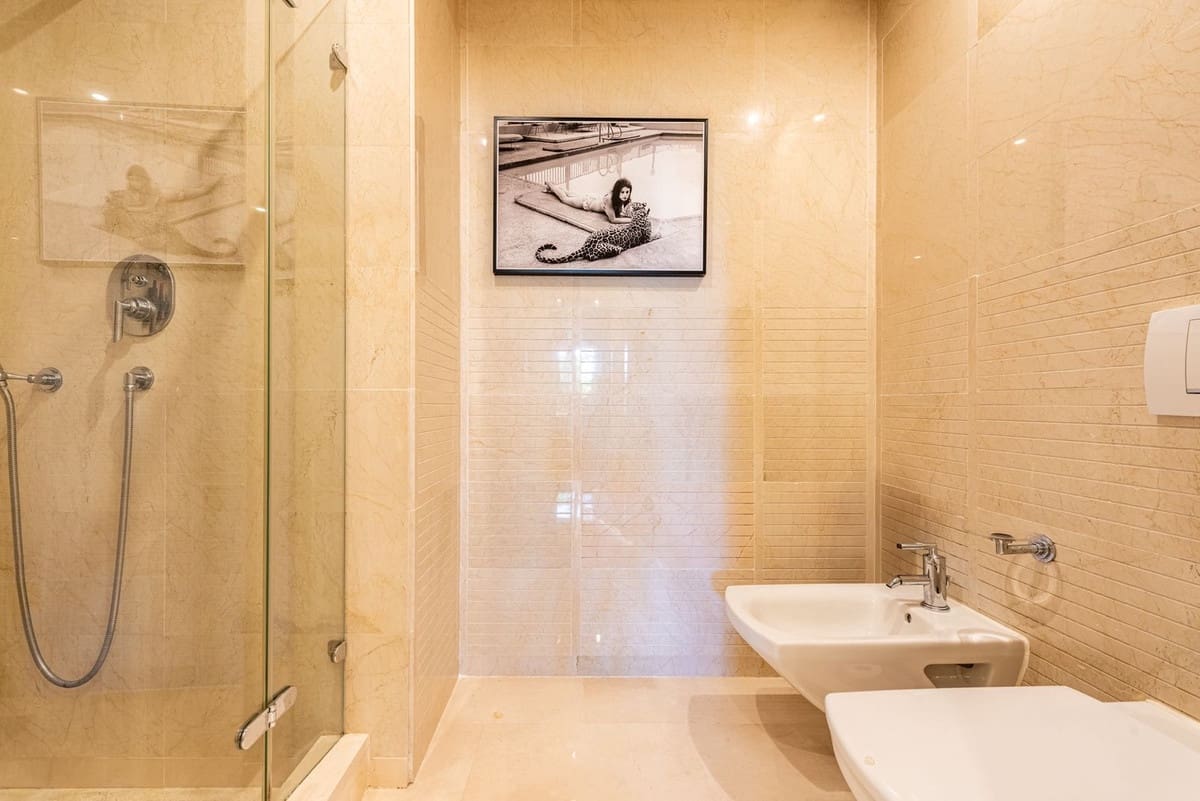 2 soverom Leilighet til salgs i Golden Mile med svømmebasseng garasje - € 1 495 000 (Ref: 9540449)