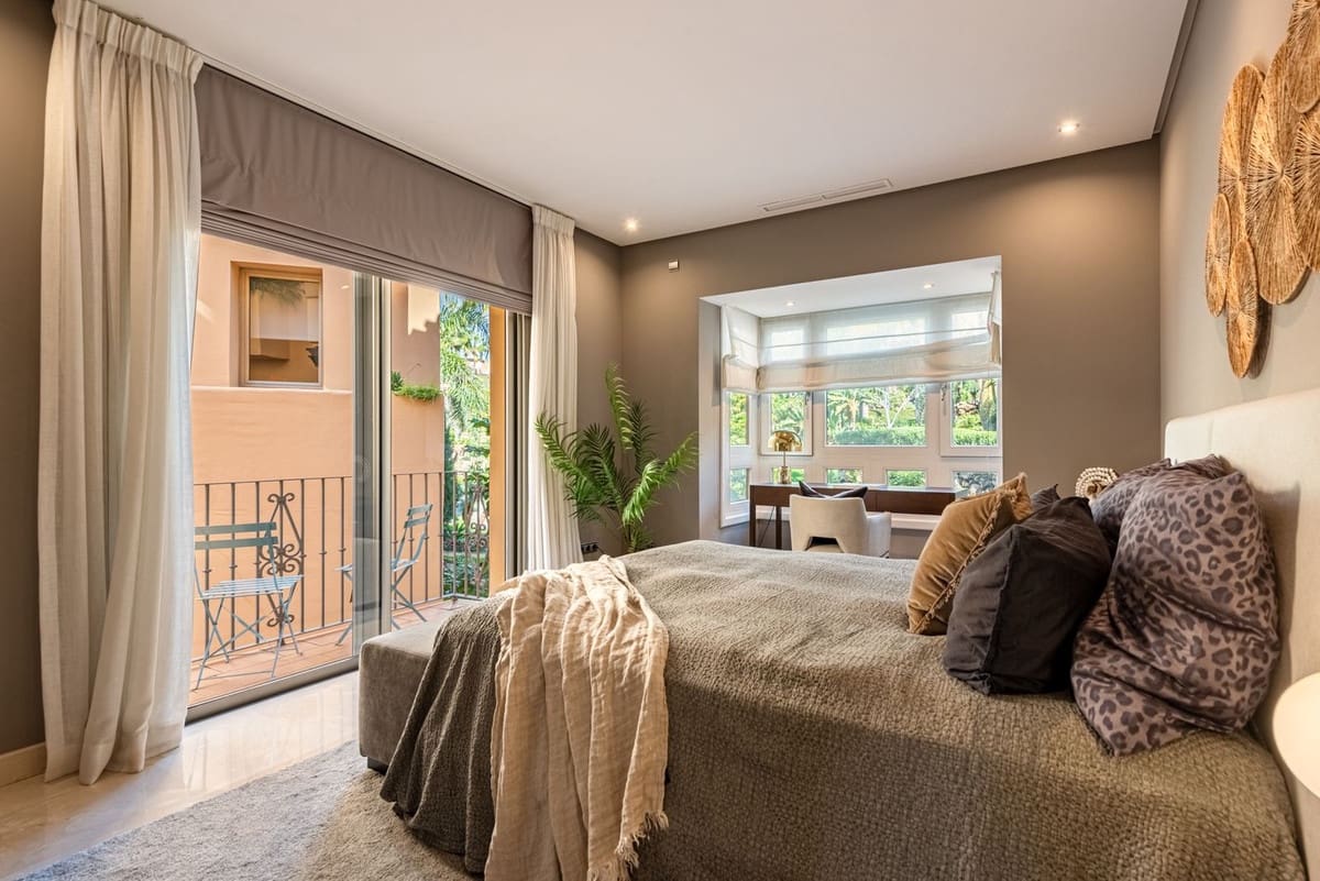 2 soverom Leilighet til salgs i Golden Mile med svømmebasseng garasje - € 1 495 000 (Ref: 9540449)