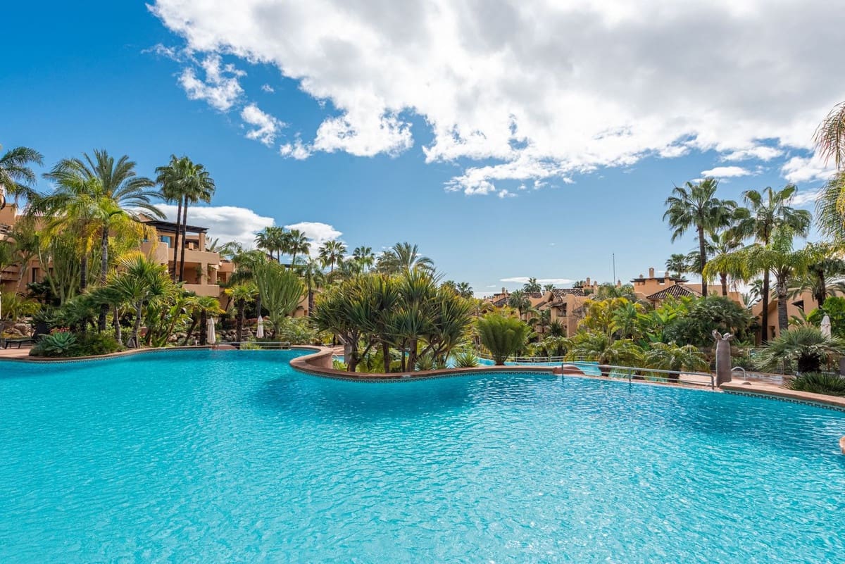 2 soverom Leilighet til salgs i Golden Mile med svømmebasseng garasje - € 1 495 000 (Ref: 9540449)