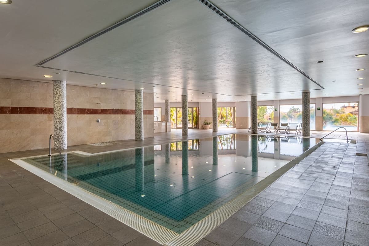 2 soverom Leilighet til salgs i Golden Mile med svømmebasseng garasje - € 1 495 000 (Ref: 9540449)