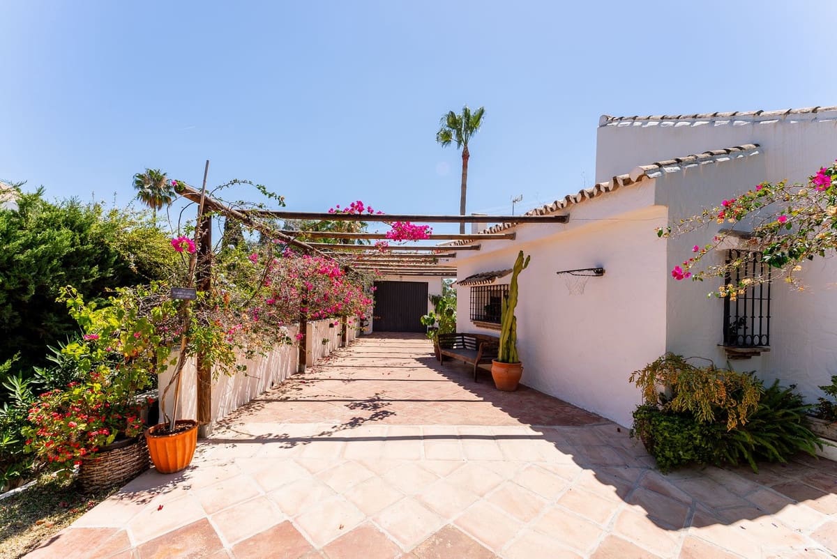 4 bedroom Villa for sale in New Golden Mile with garage - € 1,495,000 (Ref: 9540453)
