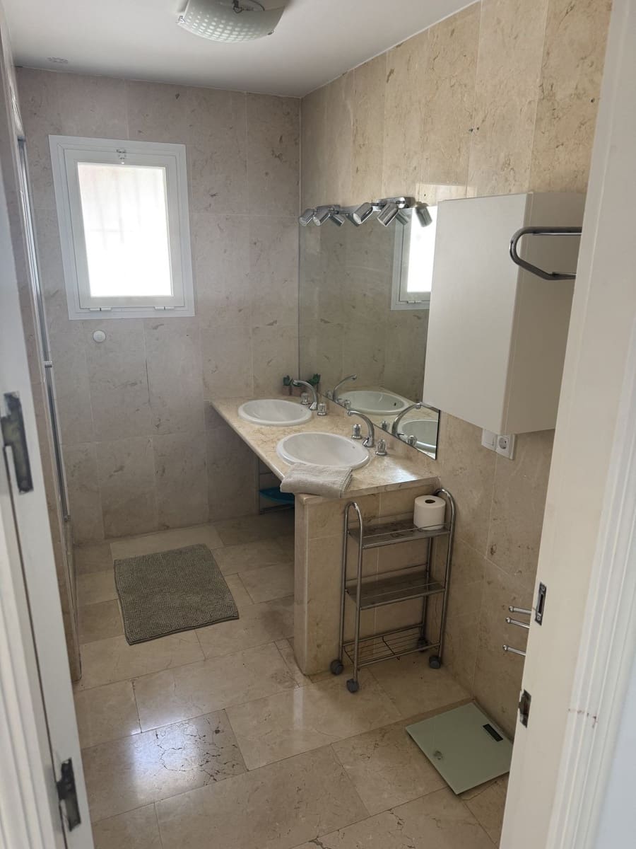 6 soveværelse Villa til salg i Nueva Andalucia med swimmingpool - € 1.495.000 (Ref: 9540458)