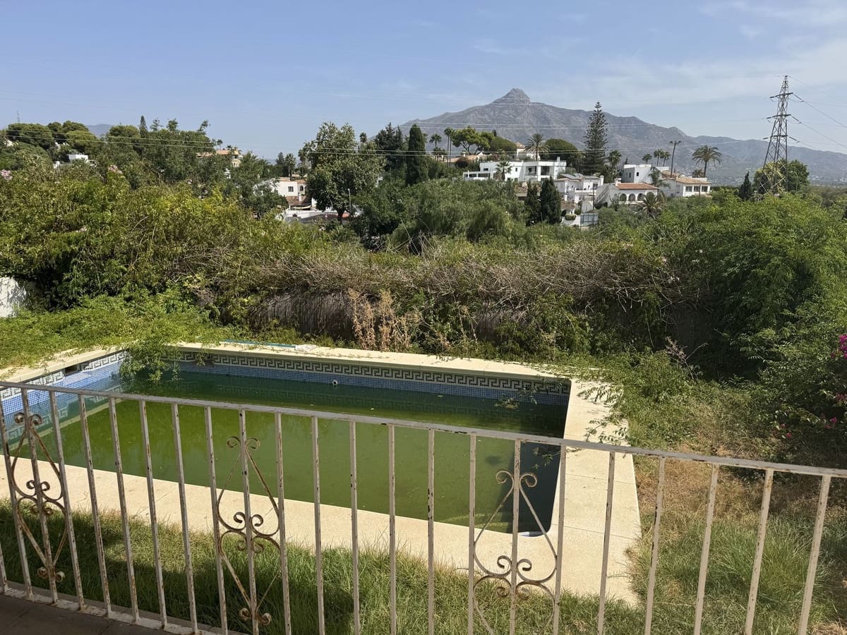 6 soveværelse Villa til salg i Nueva Andalucia med swimmingpool - € 1.495.000 (Ref: 9540458)