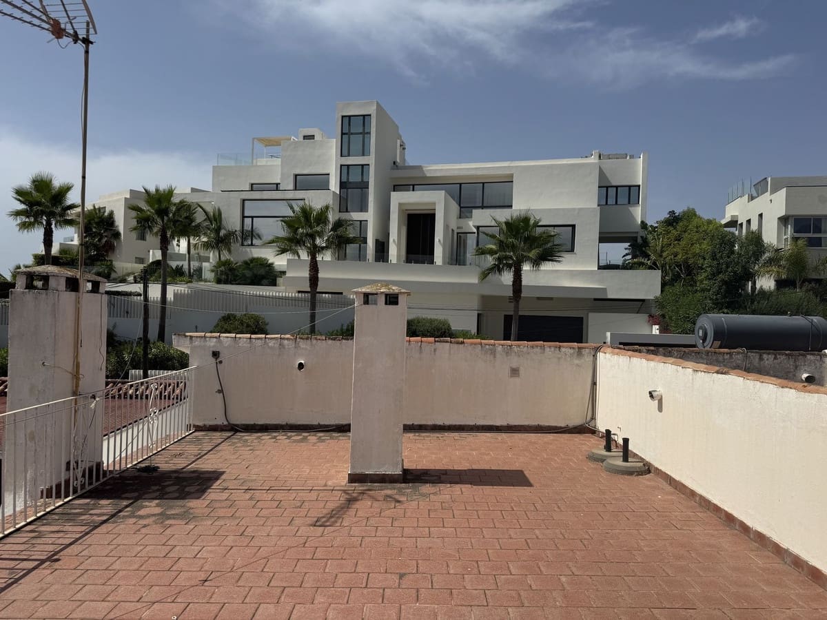 6 soveværelse Villa til salg i Nueva Andalucia med swimmingpool - € 1.495.000 (Ref: 9540458)