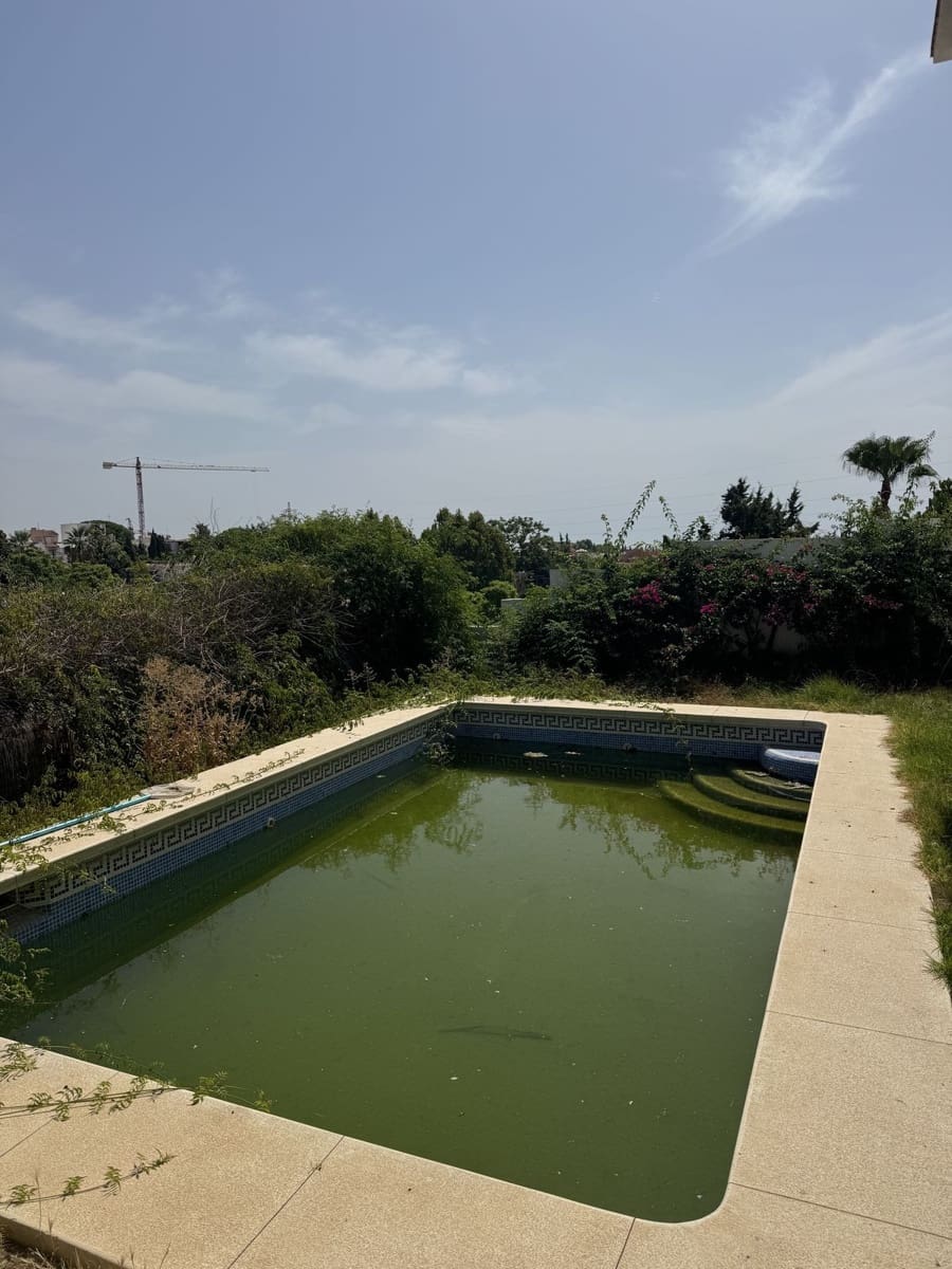 6 soveværelse Villa til salg i Nueva Andalucia med swimmingpool - € 1.495.000 (Ref: 9540458)