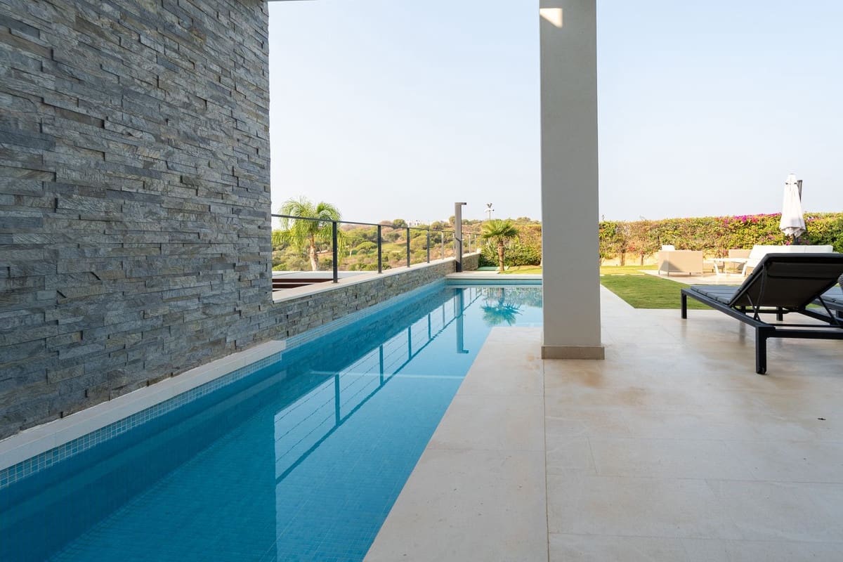 5 bedroom Semi-detached Villa for sale in Cabopino with pool - € 1,495,000 (Ref: 9540459)