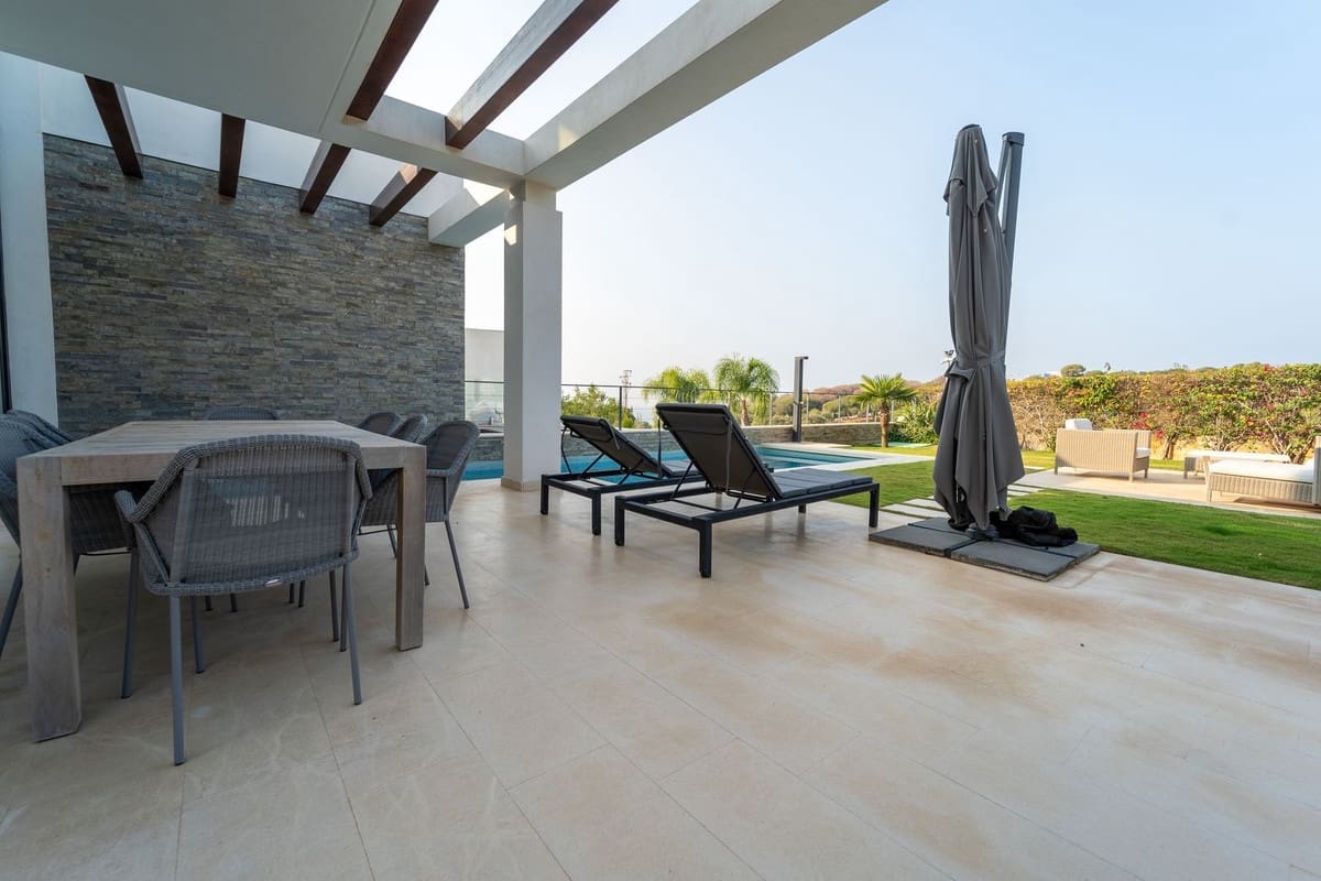 5 bedroom Semi-detached Villa for sale in Cabopino with pool - € 1,495,000 (Ref: 9540459)