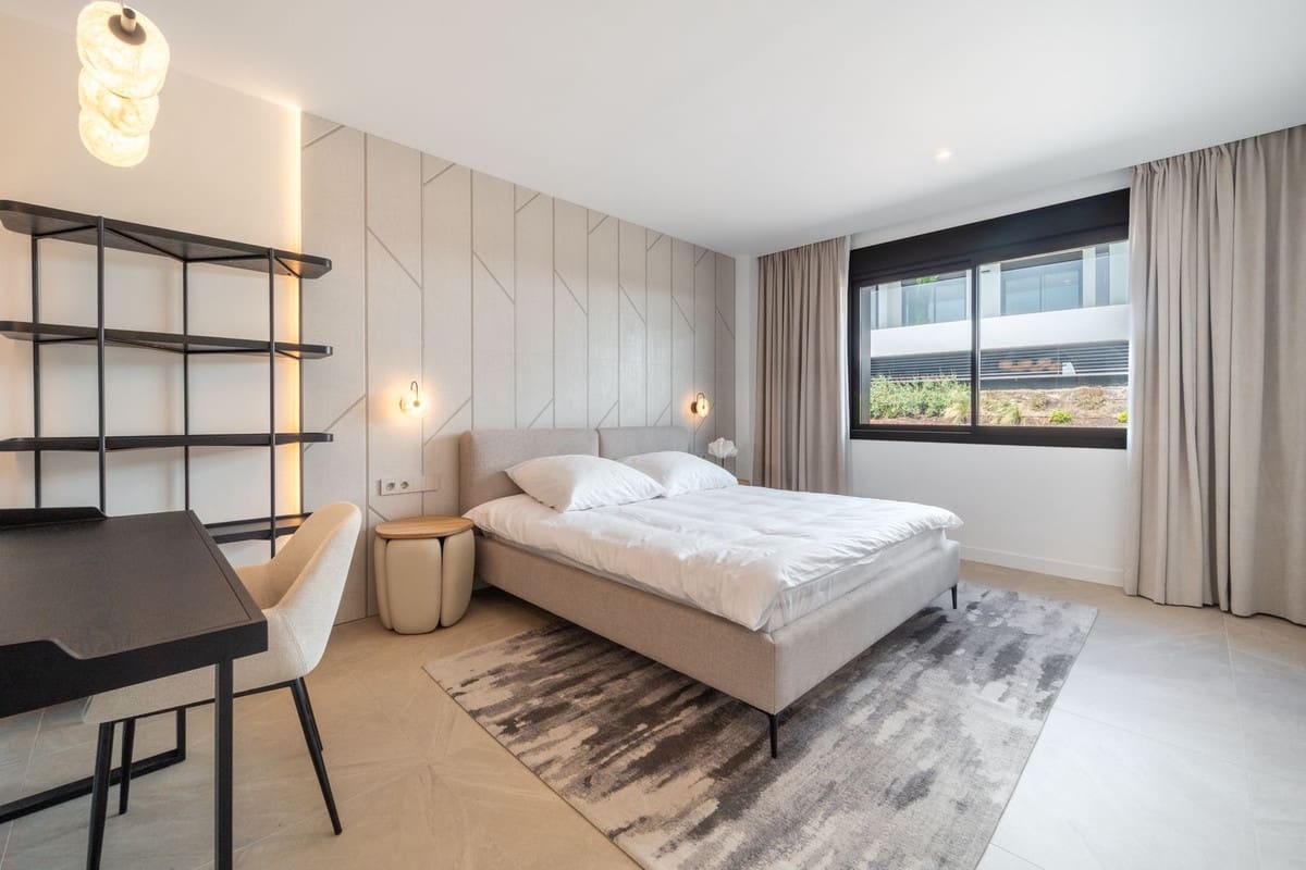 2 sypialnia Penthouse na sprzedaż w Marbella z basenem garażem - 1 500 000 € (Ref: 9540472)