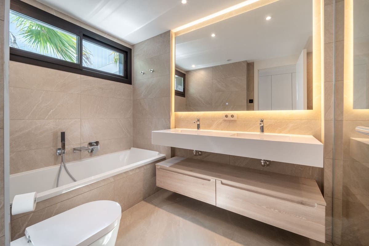 2 sypialnia Penthouse na sprzedaż w Marbella z basenem garażem - 1 500 000 € (Ref: 9540472)