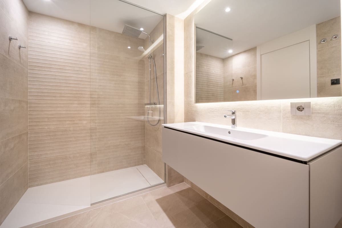 2 sypialnia Penthouse na sprzedaż w Marbella z basenem garażem - 1 500 000 € (Ref: 9540472)