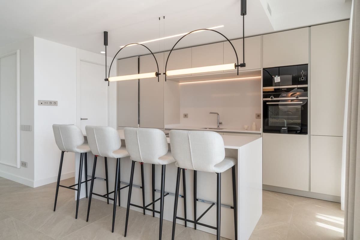 2 sypialnia Penthouse na sprzedaż w Marbella z basenem garażem - 1 500 000 € (Ref: 9540472)