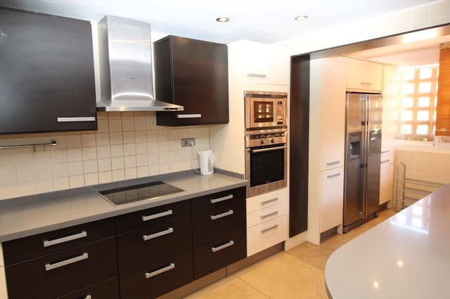 4 soverom Kjedet enebolig til salgs i Golden Mile, Marbella med svømmebasseng - € 1 500 000 (Ref: 9540480)