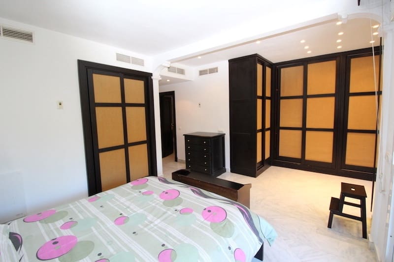 4 soverom Kjedet enebolig til salgs i Golden Mile med svømmebasseng - € 1 500 000 (Ref: 9540480)