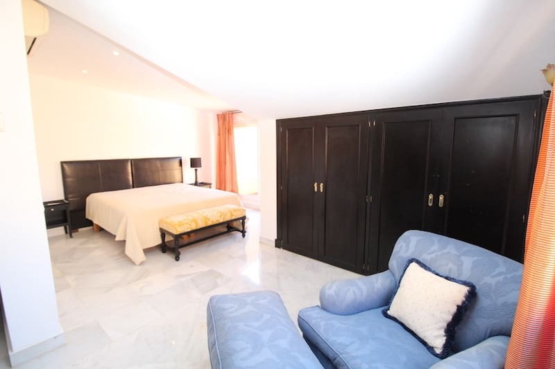 4 soverom Kjedet enebolig til salgs i Golden Mile med svømmebasseng - € 1 500 000 (Ref: 9540480)