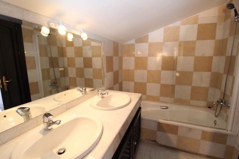 4 soverom Kjedet enebolig til salgs i Golden Mile med svømmebasseng - € 1 500 000 (Ref: 9540480)