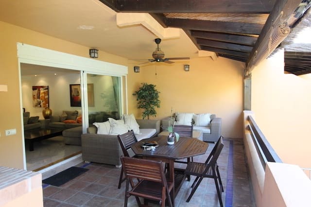 4 soverom Kjedet enebolig til salgs i Golden Mile, Marbella med svømmebasseng - € 1 500 000 (Ref: 9540480)