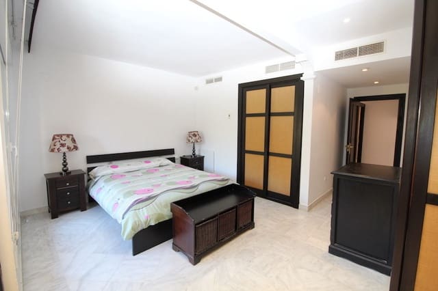 4 soverom Kjedet enebolig til salgs i Golden Mile, Marbella med svømmebasseng - € 1 500 000 (Ref: 9540480)