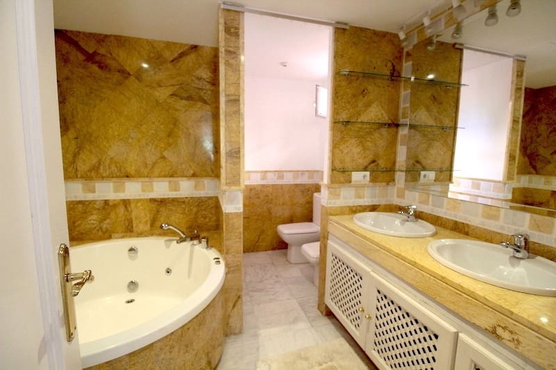 4 soverom Kjedet enebolig til salgs i Golden Mile med svømmebasseng - € 1 500 000 (Ref: 9540480)