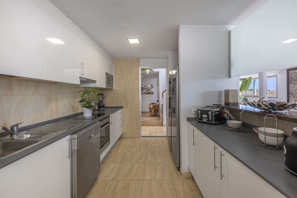 5 bedroom Penthouse for sale in La Cala de Mijas with pool - € 739,000 (Ref: 9540484)