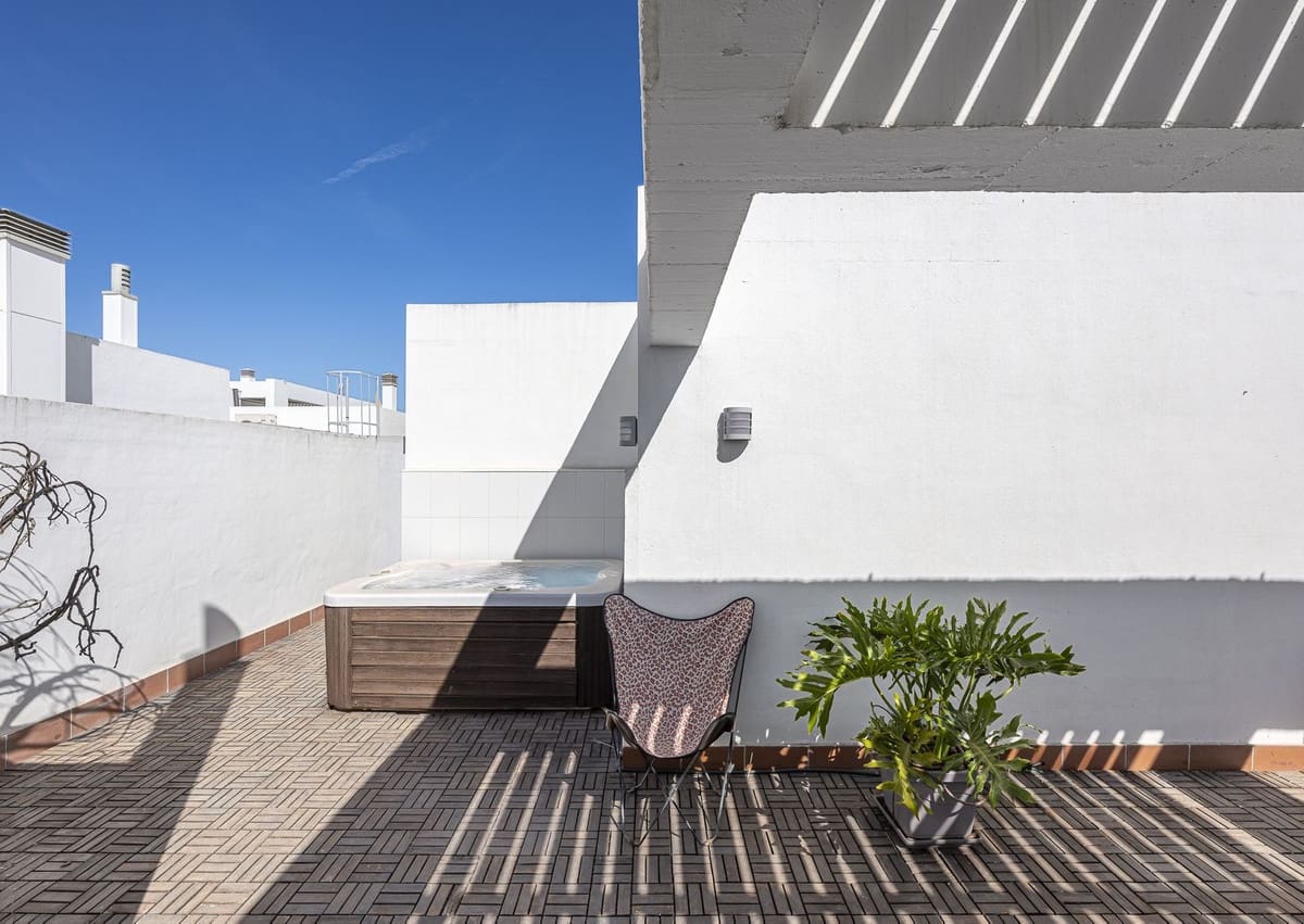 5 bedroom Penthouse for sale in La Cala de Mijas with pool - € 739,000 (Ref: 9540484)