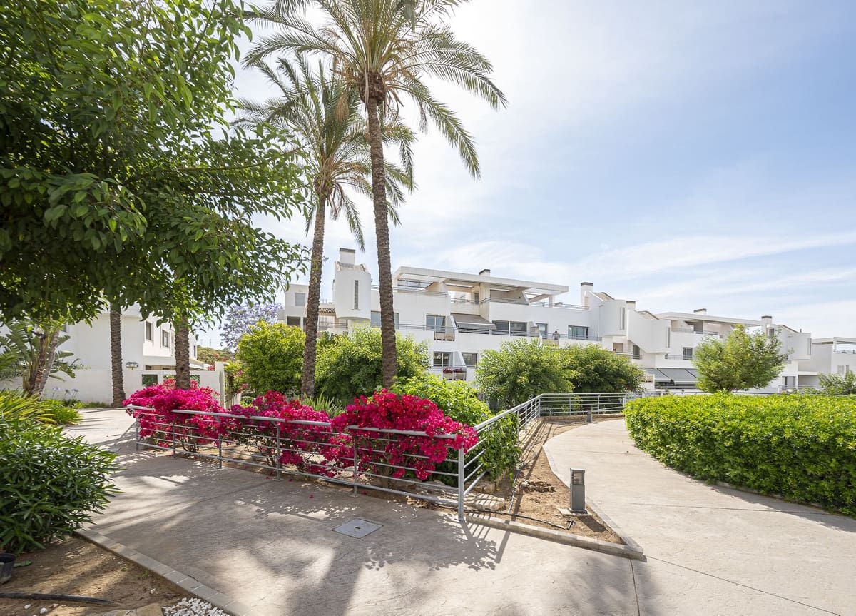 5 bedroom Penthouse for sale in La Cala de Mijas with pool - € 739,000 (Ref: 9540484)