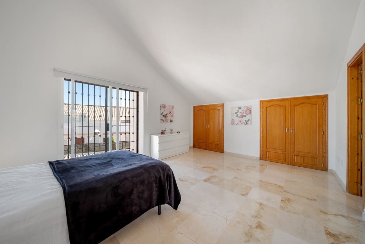 3 bedroom Penthouse for sale in Nueva Andalucia with pool - € 750,000 (Ref: 9540486)