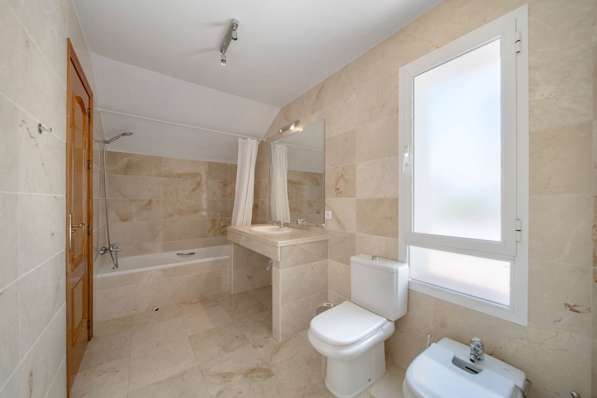 3 bedroom Penthouse for sale in Nueva Andalucia with pool - € 750,000 (Ref: 9540486)