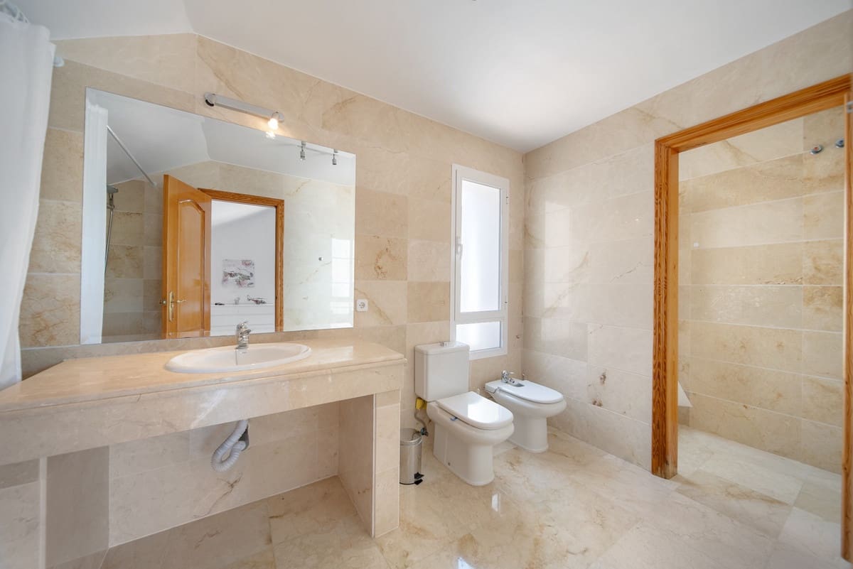 3 bedroom Penthouse for sale in Nueva Andalucia with pool - € 750,000 (Ref: 9540486)