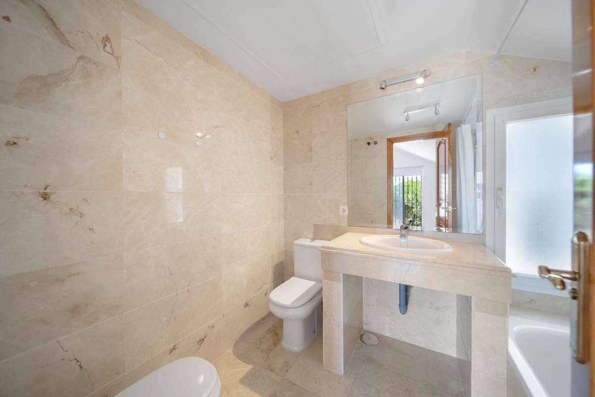 3 bedroom Penthouse for sale in Nueva Andalucia with pool - € 750,000 (Ref: 9540486)