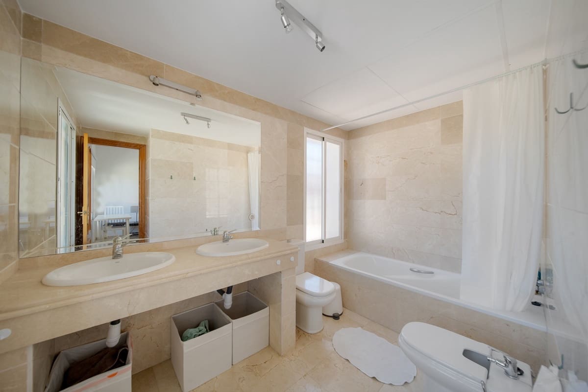 3 bedroom Penthouse for sale in Nueva Andalucia with pool - € 750,000 (Ref: 9540486)