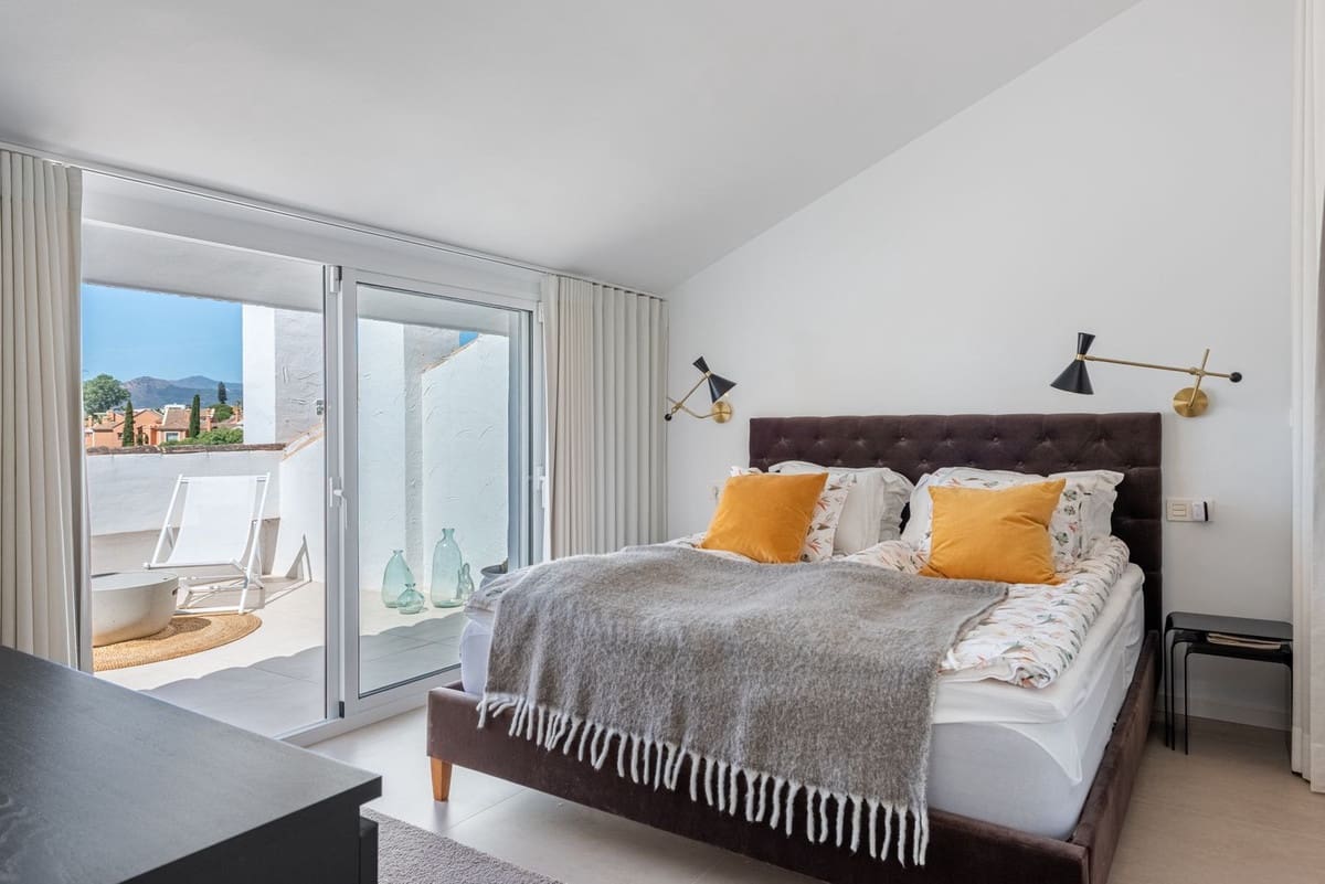 3 soverom Penthouse til salgs i Nueva Andalucia med svømmebasseng garasje - € 795 000 (Ref: 9540488)