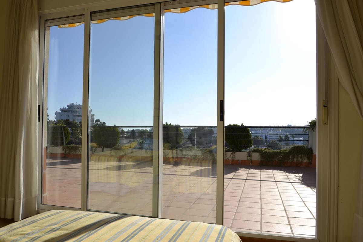 4 soveværelse Penthouse til salg i Guadalmina med swimmingpool garage - € 950.000 (Ref: 9540502)