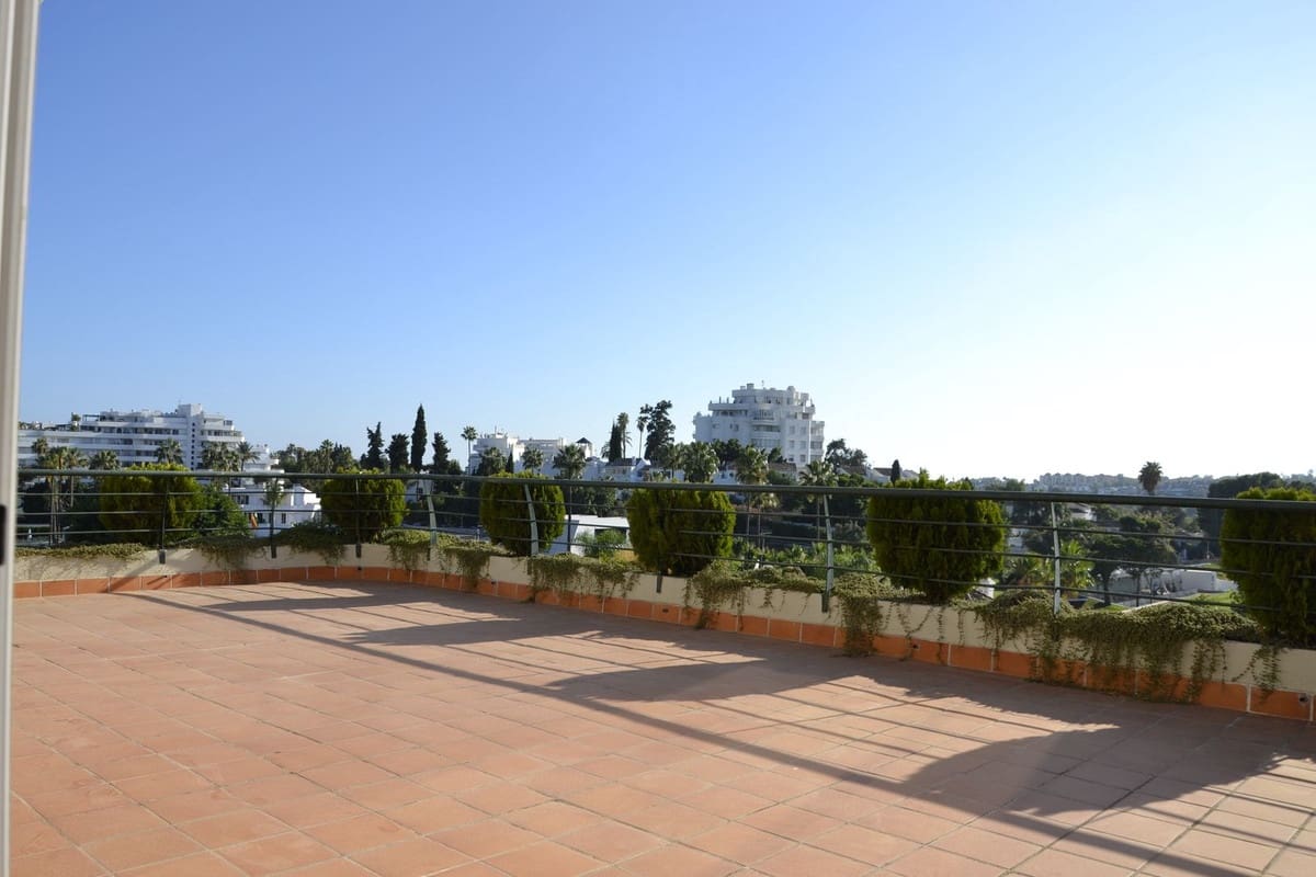 4 soveværelse Penthouse til salg i Guadalmina med swimmingpool garage - € 950.000 (Ref: 9540502)