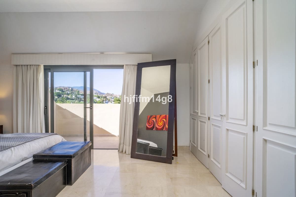 2 bedroom Penthouse for sale in Nueva Andalucia with pool - € 975,000 (Ref: 9540505)