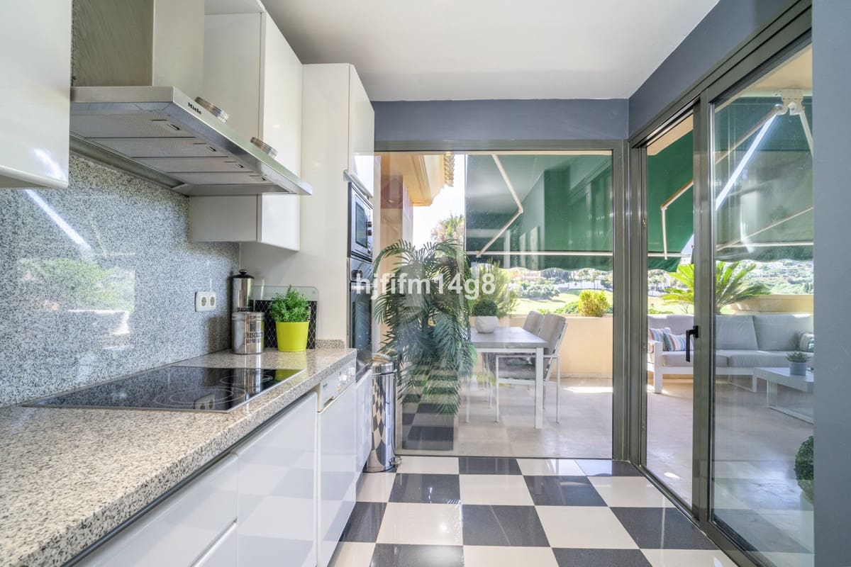 2 bedroom Penthouse for sale in Nueva Andalucia with pool - € 975,000 (Ref: 9540505)