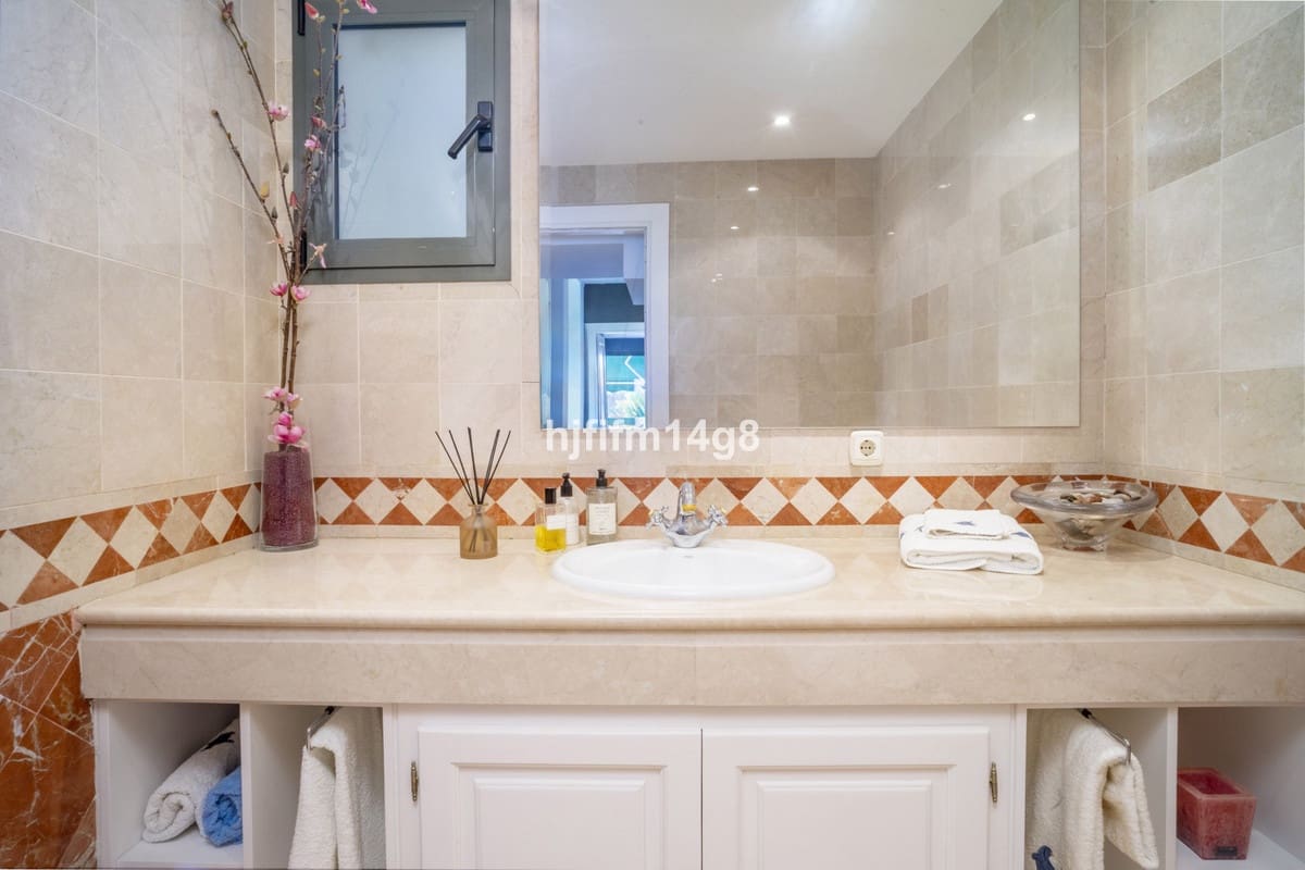 2 bedroom Penthouse for sale in Nueva Andalucia with pool - € 975,000 (Ref: 9540505)