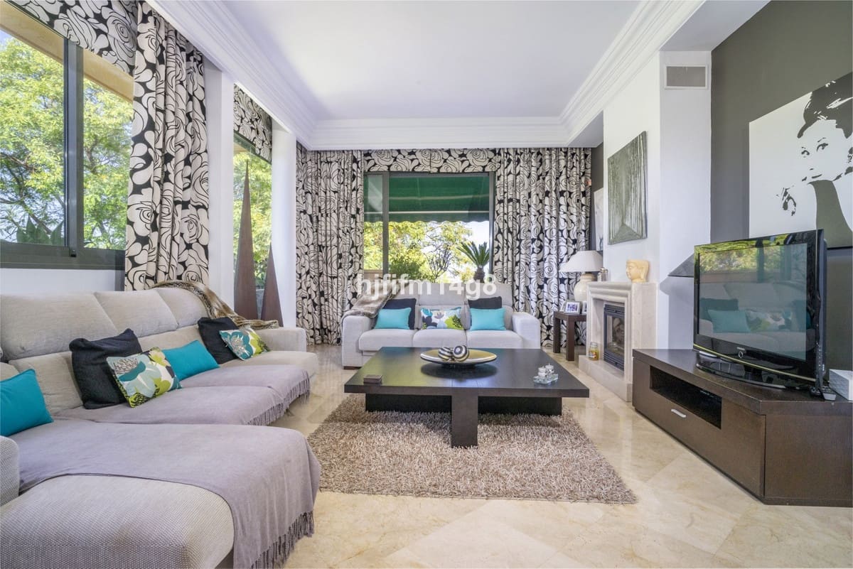 2 bedroom Penthouse for sale in Nueva Andalucia with pool - € 975,000 (Ref: 9540505)