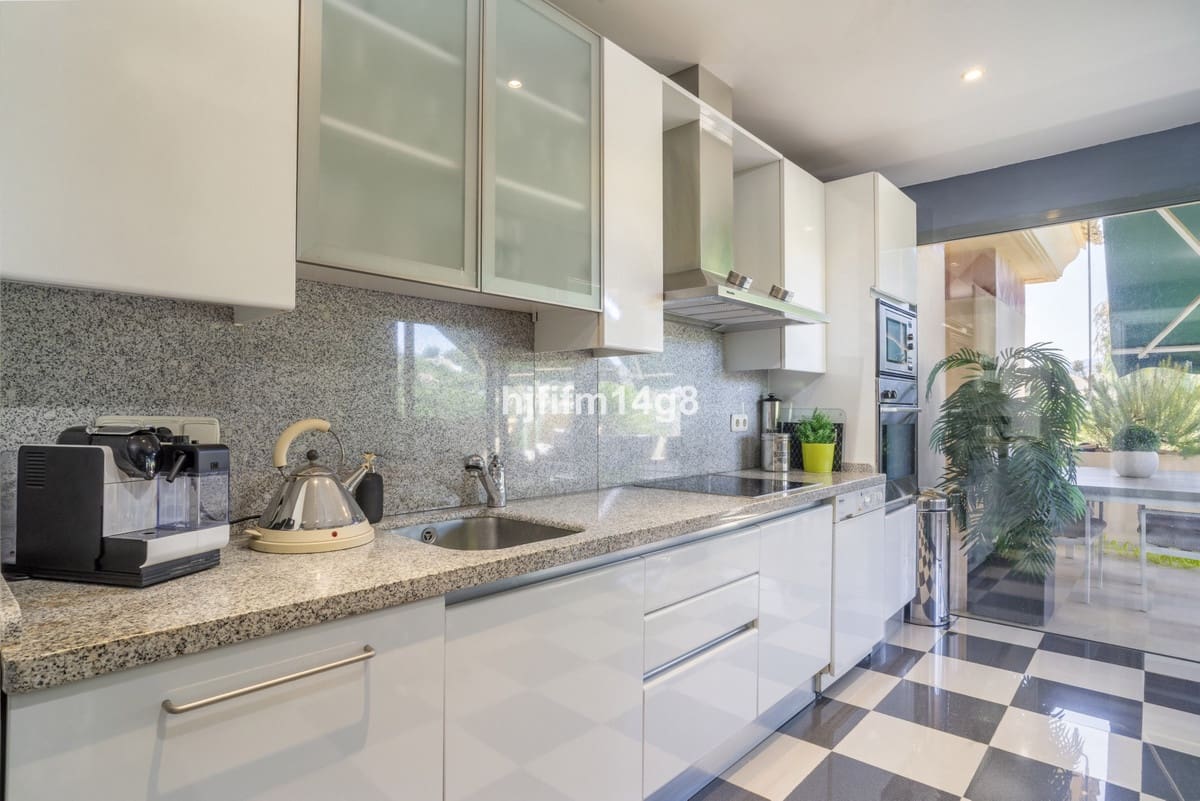 2 bedroom Penthouse for sale in Nueva Andalucia with pool - € 975,000 (Ref: 9540505)