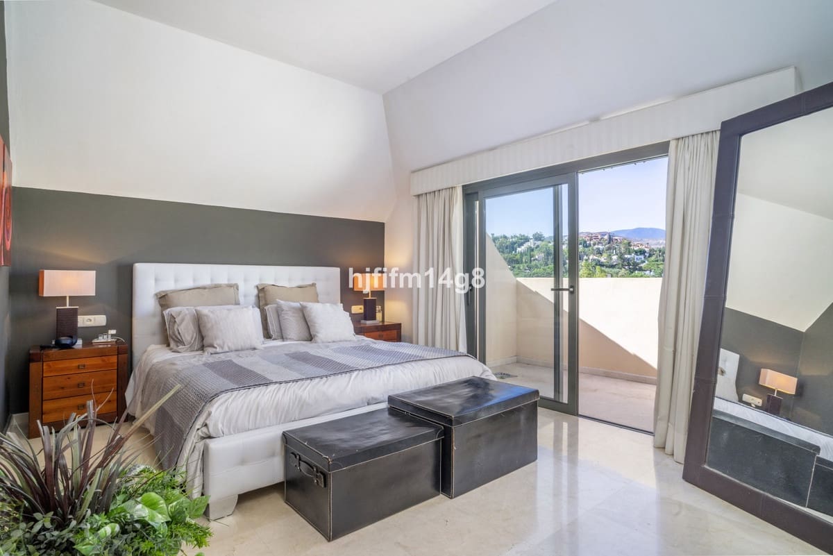 2 bedroom Penthouse for sale in Nueva Andalucia with pool - € 975,000 (Ref: 9540505)