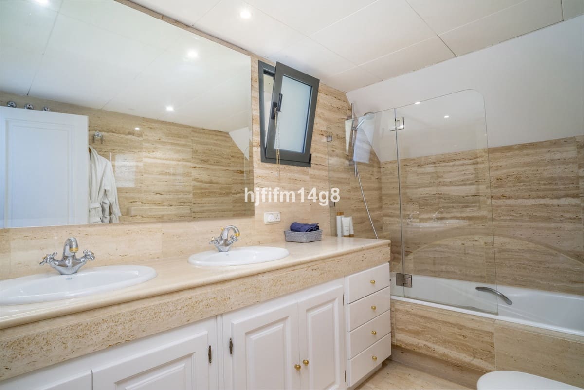 2 bedroom Penthouse for sale in Nueva Andalucia with pool - € 975,000 (Ref: 9540505)