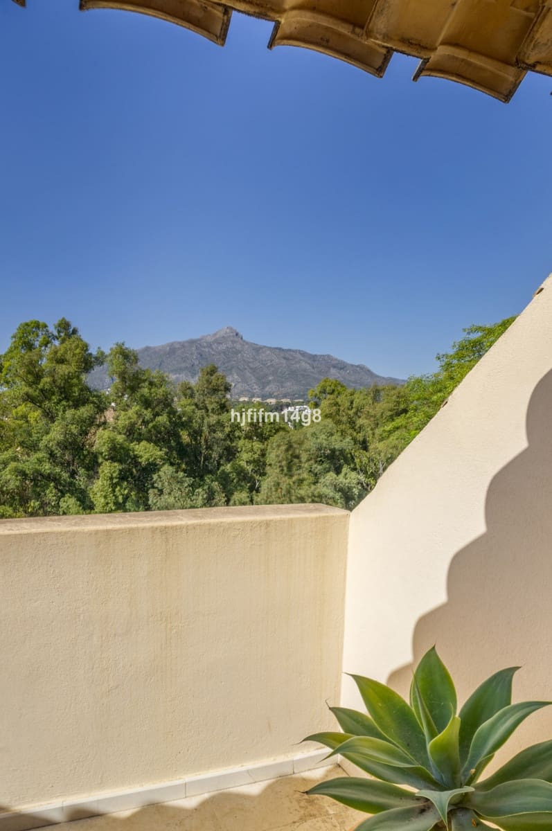 2 bedroom Penthouse for sale in Nueva Andalucia with pool - € 975,000 (Ref: 9540505)