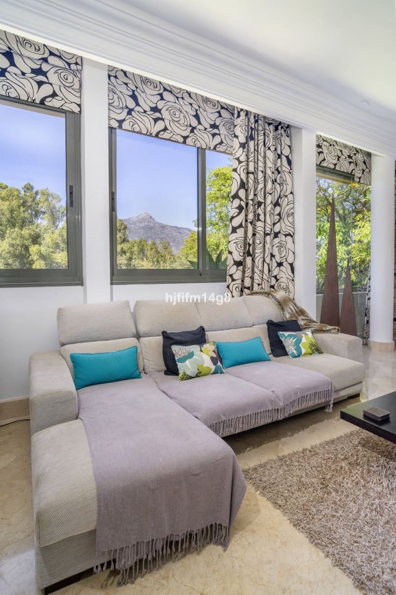 2 bedroom Penthouse for sale in Nueva Andalucia with pool - € 975,000 (Ref: 9540505)