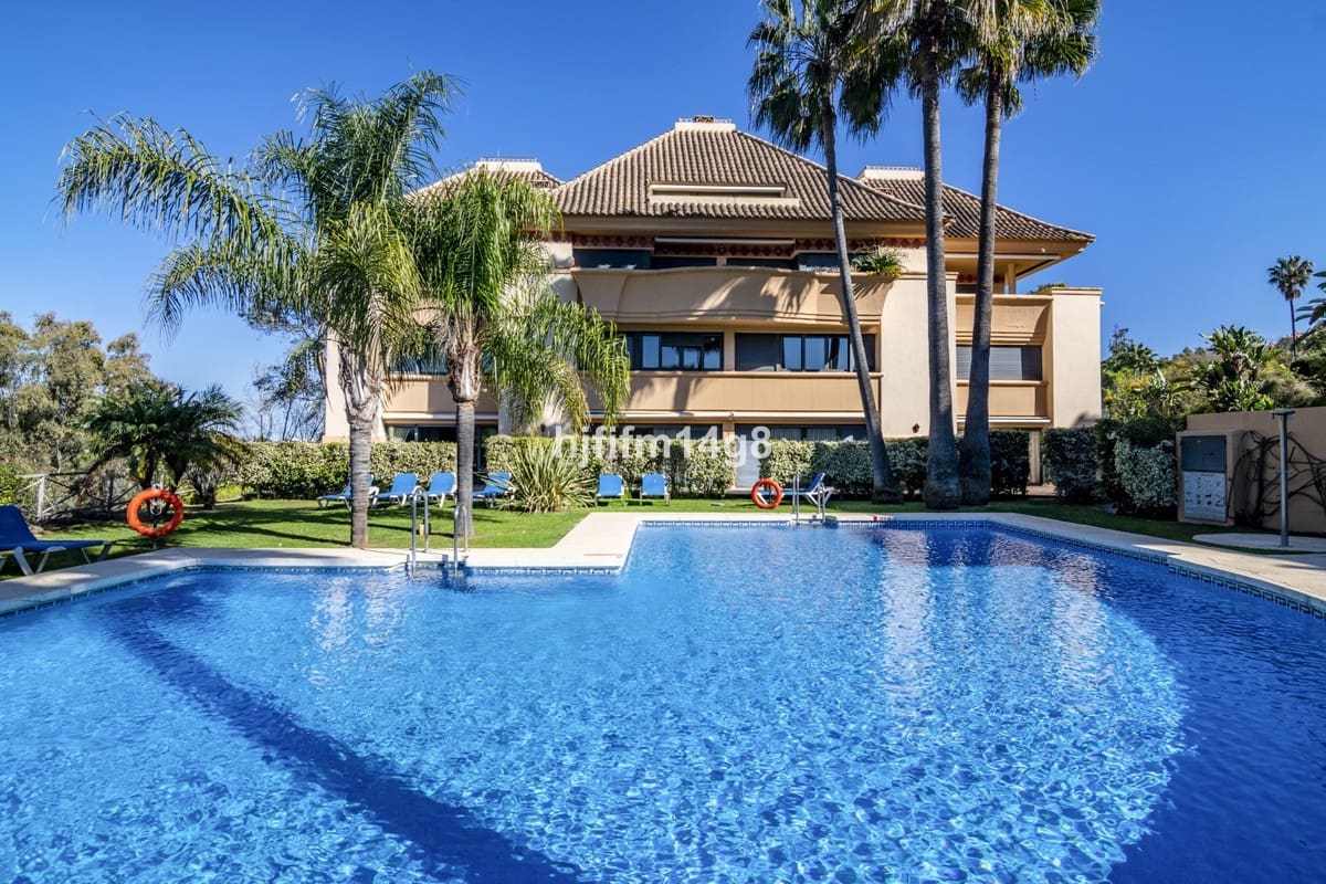 2 bedroom Penthouse for sale in Nueva Andalucia with pool - € 975,000 (Ref: 9540505)
