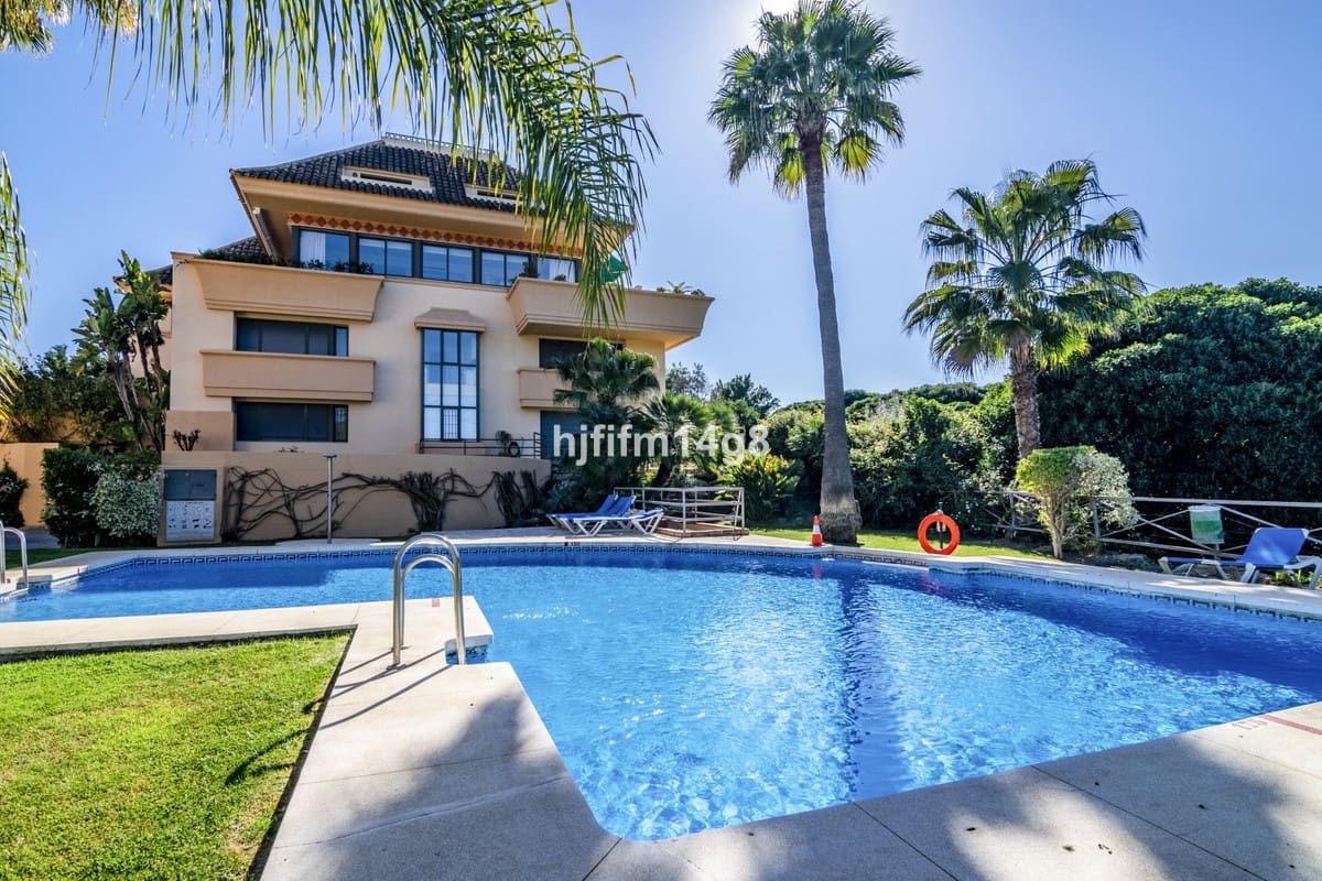 2 bedroom Penthouse for sale in Nueva Andalucia with pool - € 975,000 (Ref: 9540505)