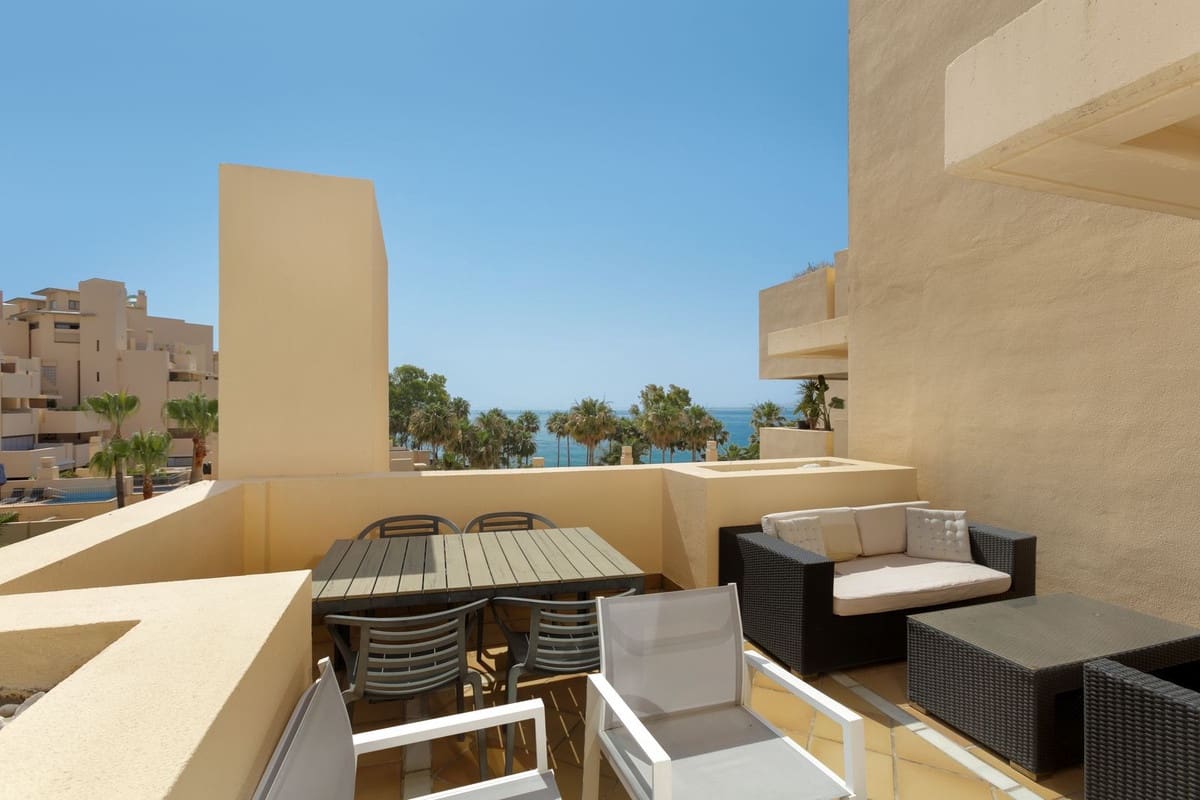 3 bedroom Penthouse for sale in Estepona with pool - € 995,000 (Ref: 9540508)