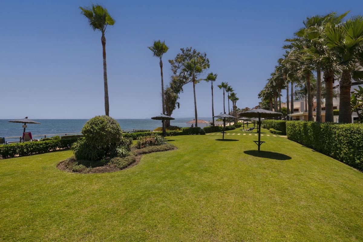 3 bedroom Penthouse for sale in Estepona with pool - € 995,000 (Ref: 9540508)