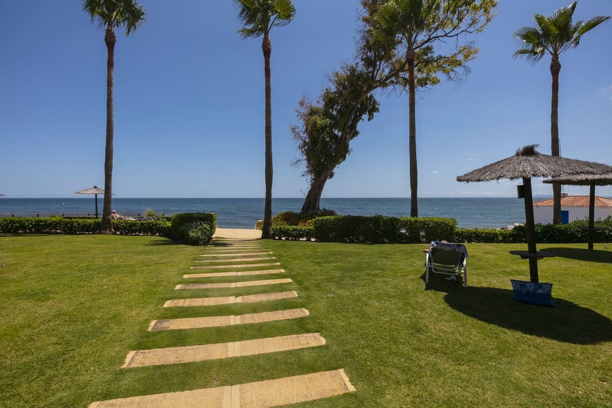 3 bedroom Penthouse for sale in Estepona with pool - € 995,000 (Ref: 9540508)